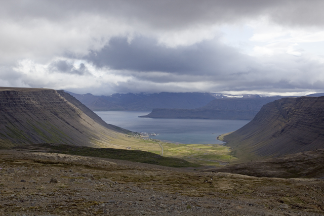 2011-06-29_09-14-38 island.jpg - Blick zum Arnarfjrdur mit dem Ort Bildudalar